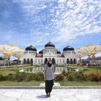 Kala itu, Chua memakai sweater bermotif garis dipadukan dengan hareem pants. Hijab yang ia kenakan berwarna hitam. Nuansa monokrom tampaknya jadi favorit para personil Kotak. Foto: Instagram/ChuaKotak