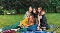  Saat Shaloom foto bersama teman-temannya di Inggris. Foto: Dok. Instagram/sharazaaa