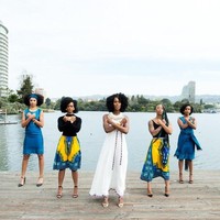 Para bridesmaid pun kompak dengan busana Habesha. Foto prewedding bertema Black Panther ini terlihat unik. oto: dok. Chloe Jackman