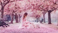 Cantiknya bunga yang berguguran di Taman Greenwich London, Inggris semakin ciamik dengan model dan busananya dalam bidikan sang fotografer. Istimewa/Boredpanda.