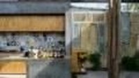 Dapur terletak di lantai pertama diantara kontainer dan pintu masuk. Istimewa/Inhabitat.