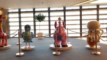 Empat binatang yang mewakili empat nilai utama Tencent. Empat binatang dan nilai tersebut adalah jerapah (integritas), burung laut (proaktif), badak dengan burung di punggungnya (kolaborasi), dan nautilus (inovasi). Foto: CNET