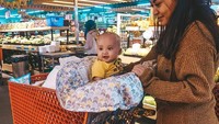 Nemenin buna belanja untuk buka puasa hari ini, tulis Rachel dalam akun Instagramnya. Foto: Instagram @rachelvennya