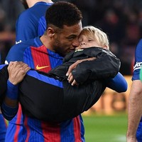 David setia menghadiri setiap pertandingan ayahnya. Foto ini diambil setelah pertandingan kick off Copa del Rey 2017. Saat itu, Neymar yang kala itu masih bernaung di FC Barcelona, menggendong sang putra. (Foto: Getty Images)