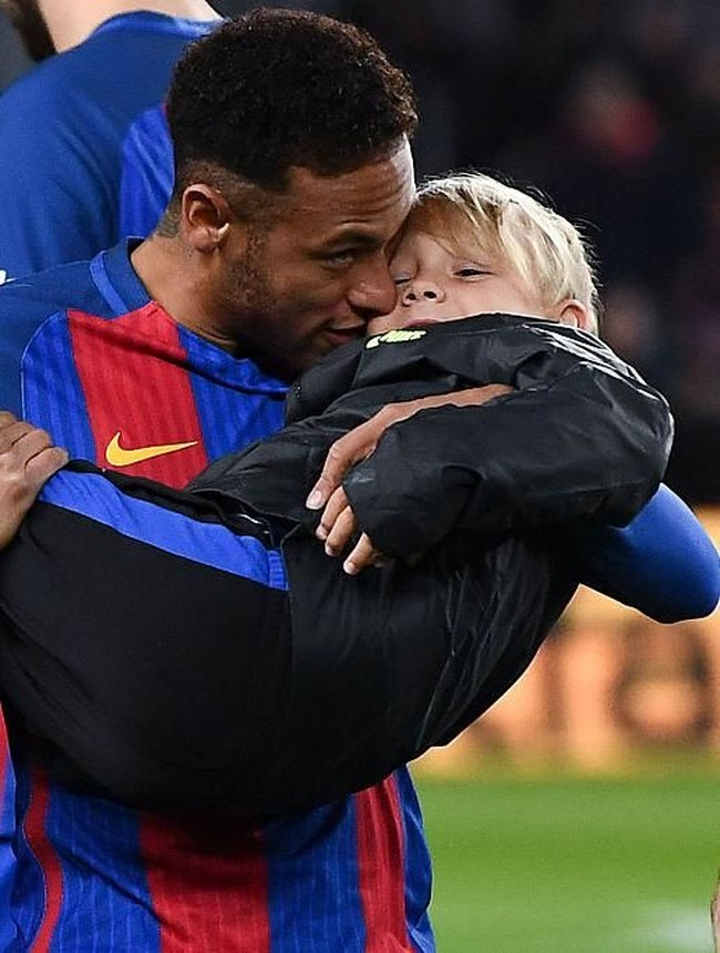 David setia menghadiri setiap pertandingan ayahnya. Foto ini diambil setelah pertandingan kick off Copa del Rey 2017. Saat itu, Neymar yang kala itu masih bernaung di FC Barcelona, menggendong sang putra. (Foto: Getty Images)