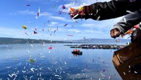 Suasana haru menyelimuti Pelabuhan Tigaras, Kabupaten Simalungun, Sumatera Utara. Keluarga korban tenggelamnya KM Sinar Bangun melaksanakan acara doa bersama dan tabur bunga sebagai tanda mengikhlaskan kepergian para korban untuk selama-lamanya.