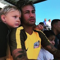 Lahir Agustus 2011 silam, David Lucca merupakan buah cinta dari Neymar dengan sang mantan, Carolina Dantas. Begitu cintanya, Neymar seperti tak terpisahkan dari putranya. (Foto: Instagram/@neymarjr)