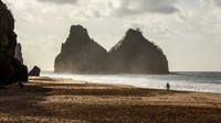 Fernando de Noronha sejatinya adalah taman nasional. Oleh sebab itu, alamnya begitu dijaga dan tidak banyak penduduknya. Kunjungan turis dibatasi 500 orang per hari (CNN Travel)