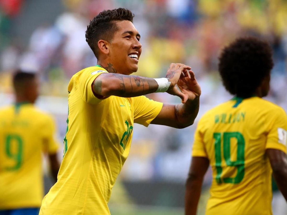 Roberto Firmino punya senyum cemerlang berkat giginya yang ekstra putih (REUTERS/Michael Dalder)