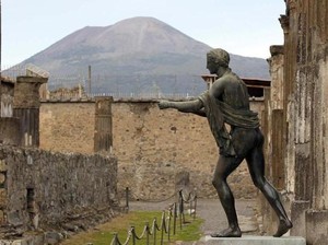 Berfoto di Reruntuhan Pompeii, Selebgram Ini Diancam Akan Dibunuh