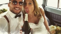 Just got married, tulis Mertens dalam akun Instagramnya. Terlihat mempelai wanita sedang bergaya dengan sebotol wine. Foto: Instagram @driesmertens