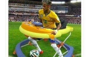 Sepertinya Neymar butuh perangkat ini supaya tidak terguling-guling. Foto: istimewa