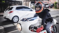 Istri Omesh tersebut sudah diperbolehkan oleh sang suaminya untuk mengendarai motornya itu. Foto: Dok. Instagram/dianayulestari