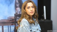  Mengenakan jaket jeans dan rambut tergerai Wendy Wilson tampak cantik. Foto: Ismail/detikHOT