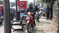 Seringkali para pengendara motor menggunakan pedestrian atau jalur khusus pejalan kaki menjadi jalur alternatif mereka untuk menghindari macet.