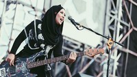 Chua mengenakan hijab ketika ia manggung bersama Kotak di Banda Aceh. Foto: Instagram Chua Kotak