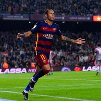 Tahun berganti begitu juga gaya rambut Neymar. Pada 2015 saat memperkuat timnya Barcelona, Neymar tampil dengan clean look. Pemain bola 26 tahun itu memilih mencukur rambutnya hingga hampir botak. Foto: Getty Images