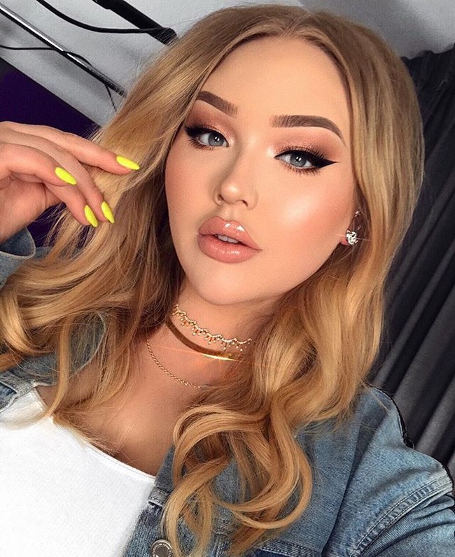 Wanita yang memulai Youtube sejak 2008 itu mengaku bahwa transisinya sebagai wanita transgender sangat didukung oleh ibunya. Aku selalu berterima kasih untuk ibuku. Dia selalu ada, mendukung, dan menerimaku. Dan itu yang dibutuhkan anak. Orangtua yang pengertian, mendengarkan dan menghormati, ungkap Nikkie. Foto: Instagram Nikkie Tutorials