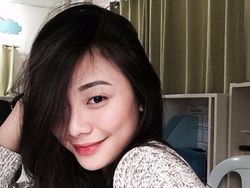 Guru Cantik Hobi Main Ular Curi Perhatian Netizen