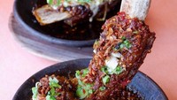 Wah ini namanya iga bakar nuklir. Pedas menyengat sambalnya dipadu dengan lembut empuk daging iga sapi. Foto : instagram @bobyliecious