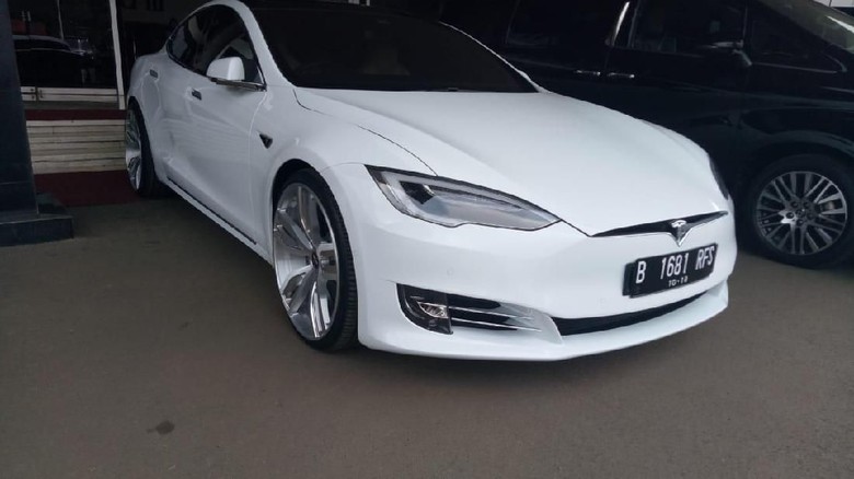 Bamsoet Ngantor Pakai Tesla, Istri dan Anak Pakai SUV Listrik