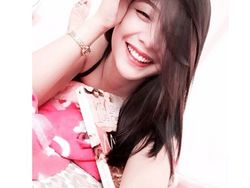 Guru Cantik Hobi Main Ular Curi Perhatian Netizen