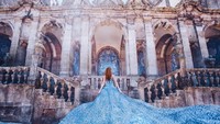 Foto pemandangan salah satu arsitektur di kota Porto, Portugal semakin mengagumkan dengan perpaduan gaun wanita yang memiliki warna senada seperti hiasan yang ada di arsitektur tersebut. Istimewa/Boredpanda.