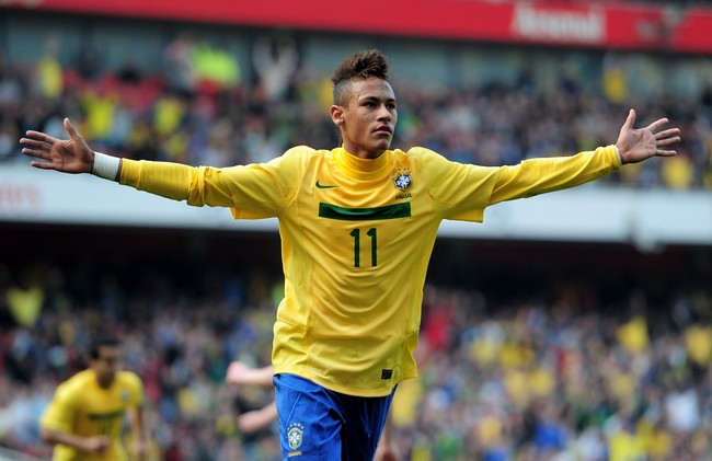 Inilah gaya rambut Neymar saat dia menyita perhatian publik sepakbola di usianya yang baru 19 tahun. Pemain muda Brasil itu terpilih sebagai pesepakbola Amerika Selatan terbaik 2011. Saat itu Neymar muncul dengan gaya rambut mohawk yang kemudian menjadi tren, mohawk ala Neymar. Foto: Getty Images