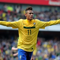 Inilah gaya rambut Neymar saat dia menyita perhatian publik sepakbola di usianya yang baru 19 tahun. Pemain muda Brasil itu terpilih sebagai pesepakbola Amerika Selatan terbaik 2011. Saat itu Neymar muncul dengan gaya rambut mohawk yang kemudian menjadi tren, mohawk ala Neymar. Foto: Getty Images