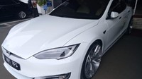 Menurutnya, mobil listrik yang dipakai Bamsoet adalah Tesla Model S entry level tipe 60D. Mobil itu sudah diluncurkan di Indonesia oleh Prestige Image Motorcars sejak Februari 2015. Sayang, Rudy enggan membocorkan harga mobil listrik yang dibeli oleh Bamsoet tersebut. Foto: Gibran/detikcom