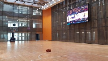 Banyak karyawan Tencent yang senang bermain bola basket, sehingga Tencent membangun lapangan basket berukuran penuh yang dikelilingi jendela kaca yang kedap suara. Foto: CNET