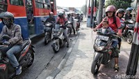Sedangkan tak hanya membahayakan pejalan kaki, para pengendara yang menggunakan jalur khusus pejalan kaki ini juga membahayakan dirinya dan pengendara kendaraan lain.