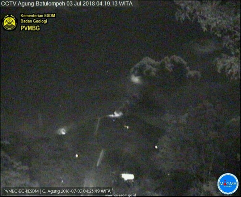 Dini Hari, Gunung Agung Erupsi Lagi Dini Hari, Gunung Agung Erupsi Lagi