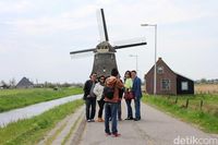 Traveler berfoto di depan kincir angin tradisional di Volendam (Randy/detikTravel)
