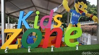 Bagi anda yang mengajak putra-putrinya tak perlu khawatir mereka akan jenuh. Karean arena bermain anak juga disiapkan di sekitar Istora.