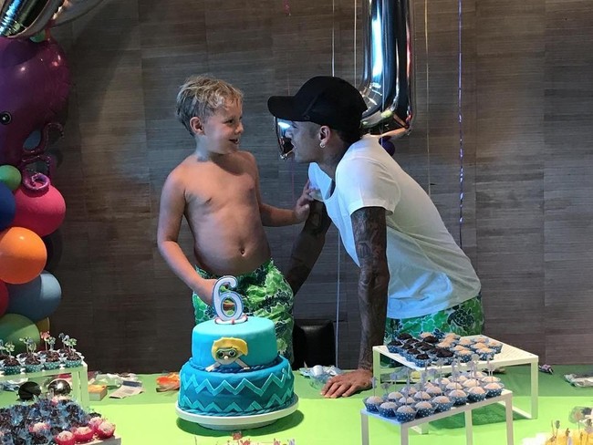 Neymar saat menggelar pesta ulang tahun ke-6 David. (Foto: Instagram/@neymarjr)