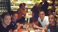 Sepertinya Mertens dan teman-temannya sedang menunggu pesanan mereka jadi nih. Foto: Instagram @driesmertens