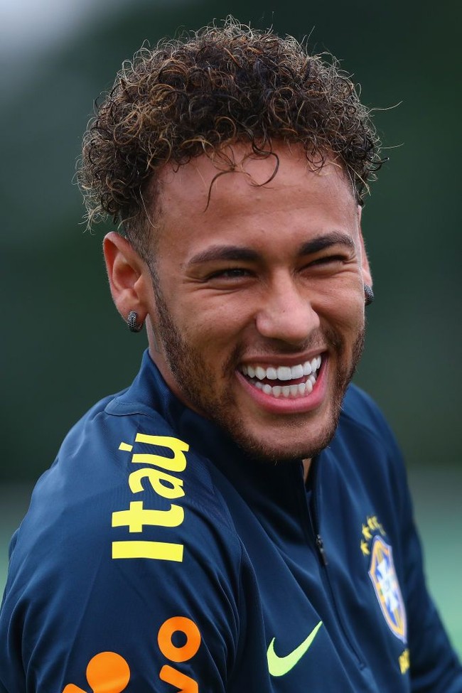 Saat menjalani sesi latihan bersama tim Brazil sebelum gelaran Piala Dunia 2018 di Rusia, Neymar masih mempertahankan rambut keriting yang dimilikinya sejak kecil.Foto: Getty Images