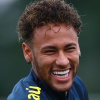 Saat menjalani sesi latihan bersama tim Brazil sebelum gelaran Piala Dunia 2018 di Rusia, Neymar masih mempertahankan rambut keriting yang dimilikinya sejak kecil.Foto: Getty Images