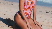 Model cantik sekaligus aktirs Brasil itu amat menikmati pesisir Fernando de Noronha (brumarquezine/Instagram)