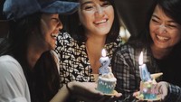 Inilah pose bahagia Erica saat tiup lilin di atas cupcake manis. Ketahuan deh usianya dari lilin angka, hihihi... Foto: Instagram ericaputrii