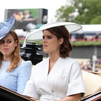 Kepada 250 ribuan pengikutnya di Instagram, putri bungsu Pangeran Andrew ini untuk pertamakalinya membagikan foto rontgen saat menderita skoliosis. Dikabarkan People, Putri Eugenie harus melalui operasi skoliosis saat masih berusia 12 tahun. (Foto: Getty Images)