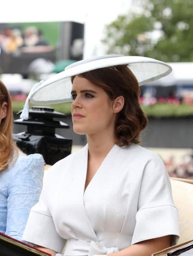 Kepada 250 ribuan pengikutnya di Instagram, putri bungsu Pangeran Andrew ini untuk pertamakalinya membagikan foto rontgen saat menderita skoliosis. Dikabarkan People, Putri Eugenie harus melalui operasi skoliosis saat masih berusia 12 tahun. (Foto: Getty Images)