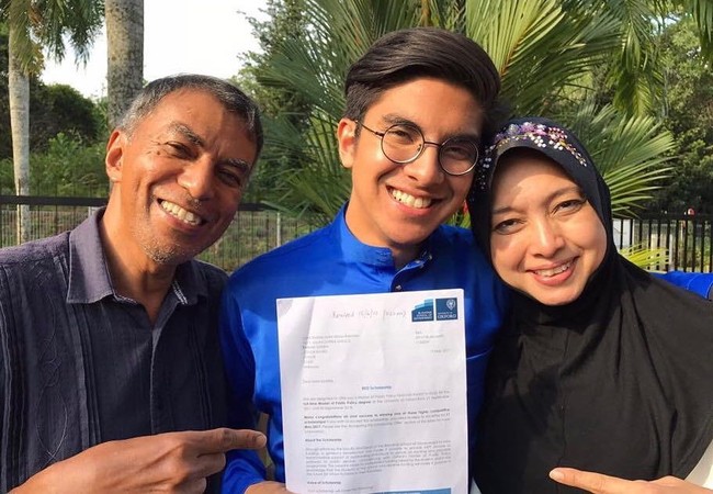 Sebelum dilantik jadi menteri, Syed Saddiq pernah ramai jadi perbincangan karena menolak beasiswa dari Oxford University pada Okteber 2017. Kala itu, Syed Saddiq memilih untuk tetap aktif dalam politik dan partainya Partai Pribumi Bersatu Malaysia (PPBM). Foto: Instagram Syed Saddiq