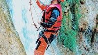 Mendingan water climbing dari pada social climbing, katanya seperti ditulis di keterangan foto. (Foto: Instagram/krisjianabah)