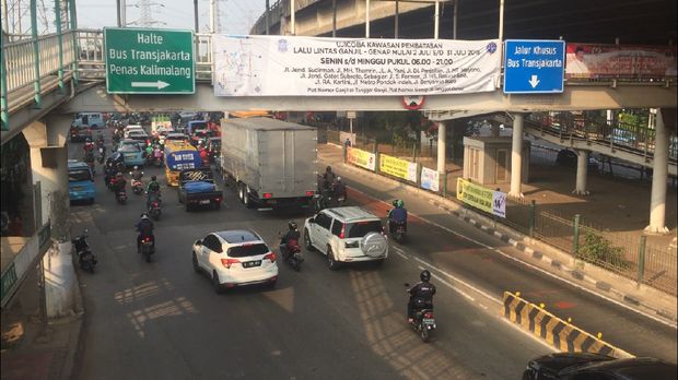 Masih banyak pengemudi yang melanggar ganjil genap di Jalan DI Panjaitan.