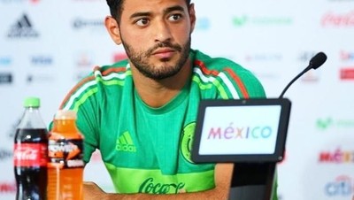 Tak Hanya Keren di Lapangan, Pemain Bola Carlos Vela Juga Keren Saat Kulineran