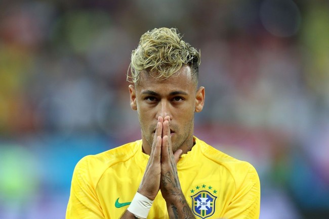 Namun saat pertandingan Brazil vs Swiss pada 17 Juni 2018, gaya rambut Neymar sudah berubah drastis. Pemain bola yang kini memperkuat Paris Saint-Germain (PSG) itu tampil dengan rambut mohawk yang diwarnai pirang. Model rambut barunya ini pun viral dan ramai dikomentari netizen, termasuk bintang sepakbola legendaris Eric Cantona. Mantan pemain bola asal Prancis tersebut mengejek model rambut baru Neymar yang menurutnya seperti spaghetti. Foto: Getty Images
