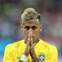 Namun saat pertandingan Brazil vs Swiss pada 17 Juni 2018, gaya rambut Neymar sudah berubah drastis. Pemain bola yang kini memperkuat Paris Saint-Germain (PSG) itu tampil dengan rambut mohawk yang diwarnai pirang. Model rambut barunya ini pun viral dan ramai dikomentari netizen, termasuk bintang sepakbola legendaris Eric Cantona. Mantan pemain bola asal Prancis tersebut mengejek model rambut baru Neymar yang menurutnya seperti spaghetti. Foto: Getty Images