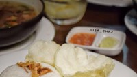 Seporsi nasi putih dengan dua potong iga beserta sambal dan emping jadi menu makan siang netizen @liza_cha2. Ia juga bilang daging iganya ini empuk dan enak. Foto: Instagram